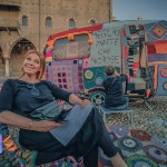 Annalisa Venturini in Piazza Sordello con la roulotte di Intrecciamoci